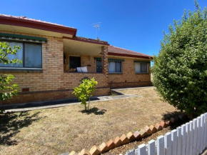 6 Beds-Whole House with 4 bedrooms -Stawell